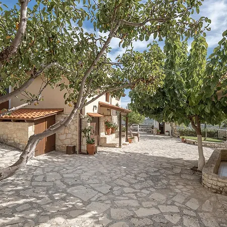 Apartment Earino Kato Asites